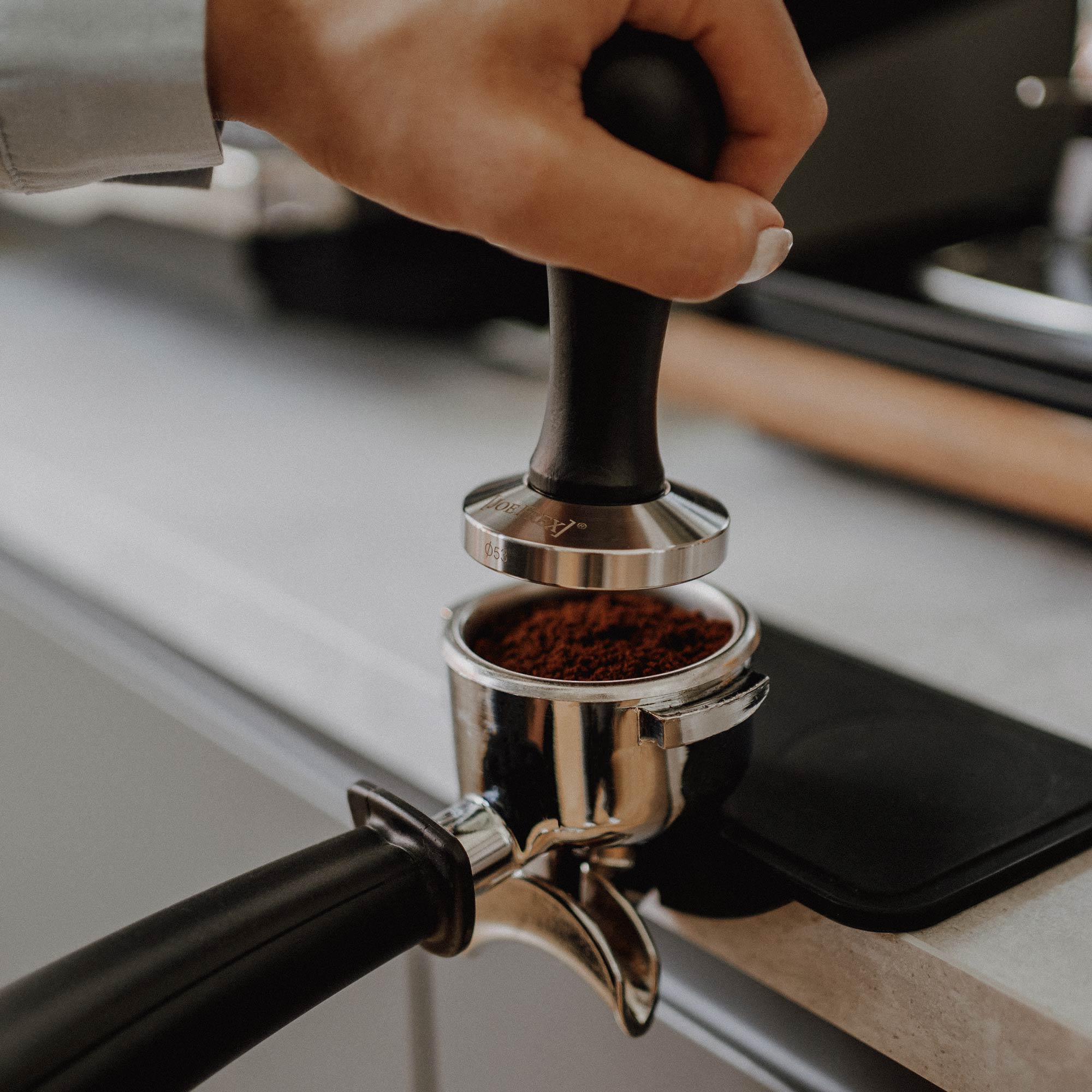 joefrex-tamper-elegance-espressostampfer-mit-schwarzem-buchenholzgriff image 4